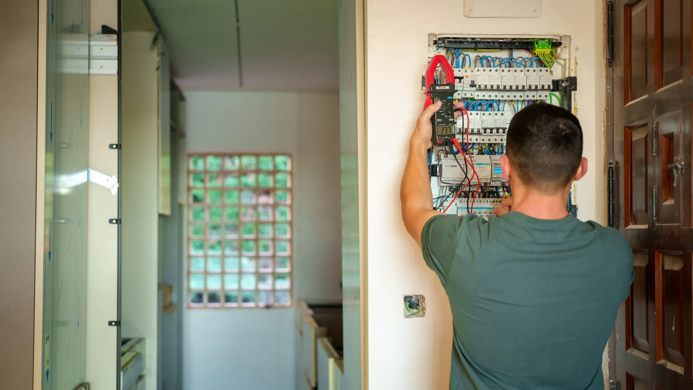 Alfredo de Leyva Instalaciones revisando un cuadro eléctrico en una vivienda en Granada